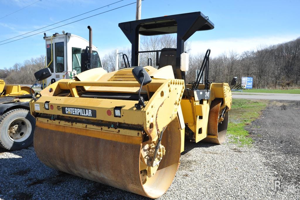 2010 Caterpillar CB64